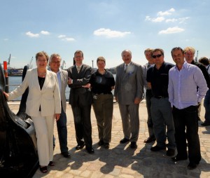 Hinz&Kunzt-Herausgeberin Annegrethe Stoltenberg (ganz links) und Geschäftsführer Jens Ade bedanken sich für das Gelingen des Gedenkankers bei Markus Schreiber, Anja van Eijsden (Verein Der Hafen hilft!), Jürgen Bruns-Berentelg, Richard Rygielski (Schiffbau-Team) Federico Dreves (DNS multimedia factory), Ben Tappé (Agentur K2 Werk). Sind nicht im Bild, haben aber auch geholfen: von K2 Werk Jens Konerding, Laura Schnittger, Felicitas Pschenitschni, Magda Grzenkowski, Dennis Wegner, Jörg Köhler, Benjamin Wenke; von Der Hafen hilft! Frank Schindler und Maik Krebs, außerdem das Malerteam der Firma Red-Tec. Vielen Dank!