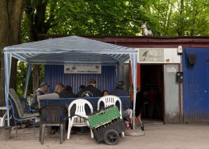 Für die Besucher ist der Platz an der Knoopstraße ein Ort, an dem sie sich in Ruhe aufhalten können, so wie ein wohnzimmer. Ihren Treffpunkt verwalten sie gemeinsam selbst. Das ist einer der Gründe dafür, dass sich alle an die Hausordnung halten und es nur ganz selten Streit gibt.