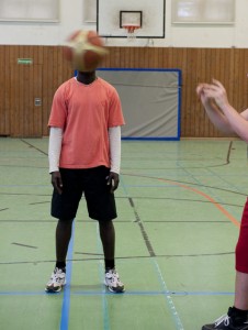 Andrew ist froh, dass er endlich wieder mit anderen Jugendlichen Basketball spielen kann. Hier fühlt er sich wohl, weil beim Sport nicht zählt, was für einen Pass er hat. Erkannt werden will Andrew trotzdem nicht, solange über sein Asylverfahren nicht entschieden ist.