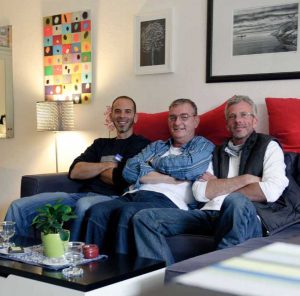 Hinz&Künztler Hans-Peter (Mitte) in seinem neuen Zuhause. Möglich machten das Marco Natho (links) und Andreas Wulf von Ikea.