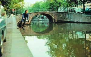 Kurz vor dem UNTERGANG: ­Performancekünstler Bas Jan Ader im Moment seines Sturzes  in eine Amsterdamer Gracht 