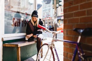 Maria hat ihr Fahrrad immer dabei – auch wenn sie sich nur um die Ecke an der Davidstraße einen Kaffee holt. Zwei Wochen nach dem Fototermin wurde das weiße Rennrad übrigens geklaut.