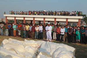 Foto von der Trauerfeier nach dem Großbrand in einer Textilfabrik in Bangladesch. Die Zulieferfirma hatte Bekleidung für C&A produziert. 