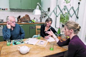 Am Küchentisch planen Peter Franke, Christiane Filla und Katja Geist (v. l.) den Lesekünztler-Abend zugunsten von Hinz&Kunzt.