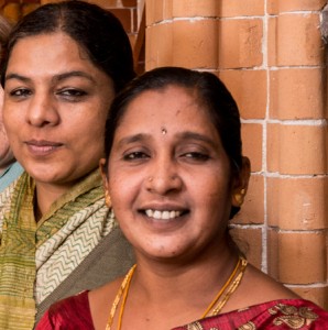 Anita Cheria (hinten)  und Maheshwari Murugan berichteten in Hamburg von der Ausbeutung indischer Mädchen in ihrer Heimat.
