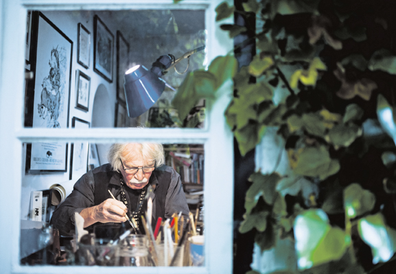 Ali Schindehütte in seinem Atelier. Hier setzt er  die Inspiration des  Tages in Bilder um.
