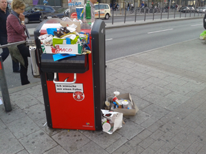Wird die Innenstadt durch die neuen Mülleimer wirklich sauberer? Sascha hat Zweifel.