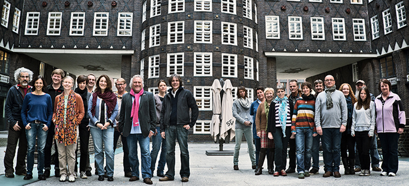 38 Mitarbeiter umfasst das Team von Hinz&Kunzt, darunter 21 ehemalige Verkäufer. Foto: Dmitrik Leltschuk