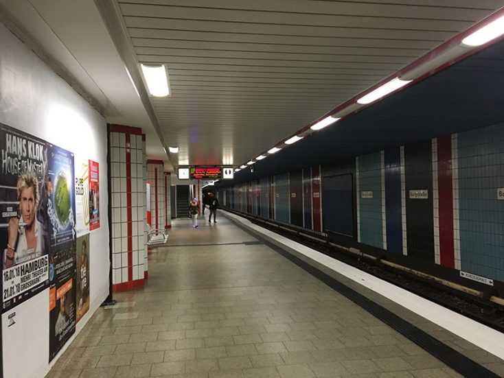 UBahn Burgstraße Schlafendem Obdachlosen gegen Kopf getreten