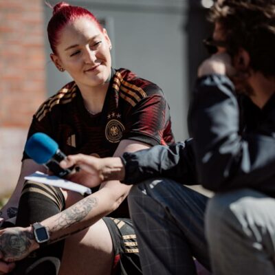 Früher war Bianca Koch obdachlos, nun spielt sie  bei der Homeless EM in Hamburg mit. Foto: Dmitrij Leltschuk