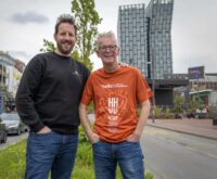 Steven Richter (links) und Detlev Matzen unterstützen Hinz&Kunzt aus Überzeugung. Foto: Imke Lass