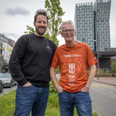 Steven Richter (links) und Detlev Matzen unterstützen Hinz&Kunzt aus Überzeugung. Foto: Imke Lass