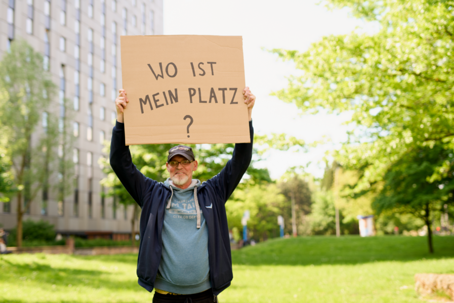 Auch Hinz&Künztler Olaf protestiert gegen Vertreibung. Foto: GRX2 - Graeser & Gromatzki