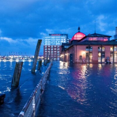 Droht ganz Hamburg in Zukunft so unter Wasser zu stehen, wie es der Fischmarkt schon heute regelmäßig tut? Foto: picture alliance/dpa