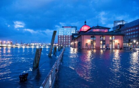Droht ganz Hamburg in Zukunft so unter Wasser zu stehen, wie es der Fischmarkt schon heute regelmäßig tut? Foto: picture alliance/dpa