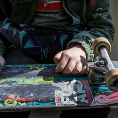 Mit solchen gebrauchten Skateboards trainieren die ukrainischen Kids in der Skatehalle „Gleis D“ in Hannover. Foto: Thomas Girondel