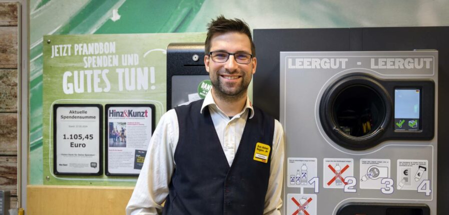 Rewe-Marktmanager Daniel Pieper unterstützt Hinz&Kunzt. Foto: Imke Lass