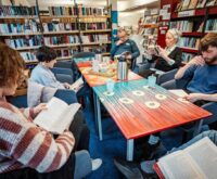 Ruhe Bitte: Der Silent Book Club trifft sich zum Lesen in der Bücherhalle Elbvororte. Foto: Dmitrij Leltschuk