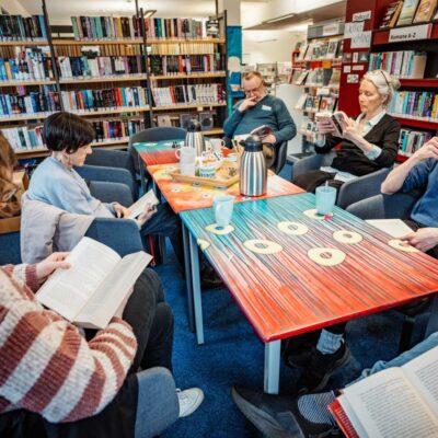 Ruhe Bitte: Der Silent Book Club trifft sich zum Lesen in der Bücherhalle Elbvororte. Foto: Dmitrij Leltschuk