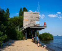 Alles im Blick: Die DLRG-Wasserrettungsstation am Elbstrand Wittenbergen. Foto: Dmitrij Leltschuk