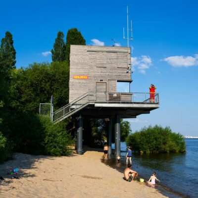 Alles im Blick: Die DLRG-Wasserrettungsstation am Elbstrand Wittenbergen. Foto: Dmitrij Leltschuk