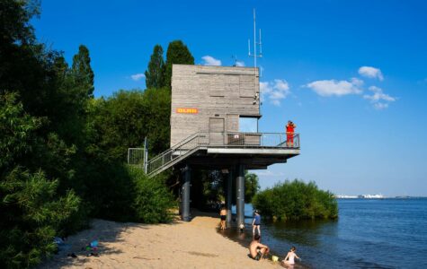 Alles im Blick: Die DLRG-Wasserrettungsstation am Elbstrand Wittenbergen. Foto: Dmitrij Leltschuk