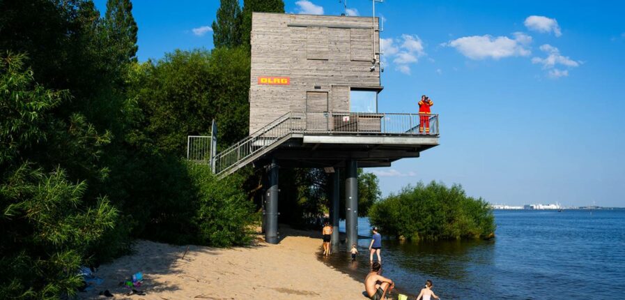 Alles im Blick: Die DLRG-Wasserrettungsstation am Elbstrand Wittenbergen. Foto: Dmitrij Leltschuk