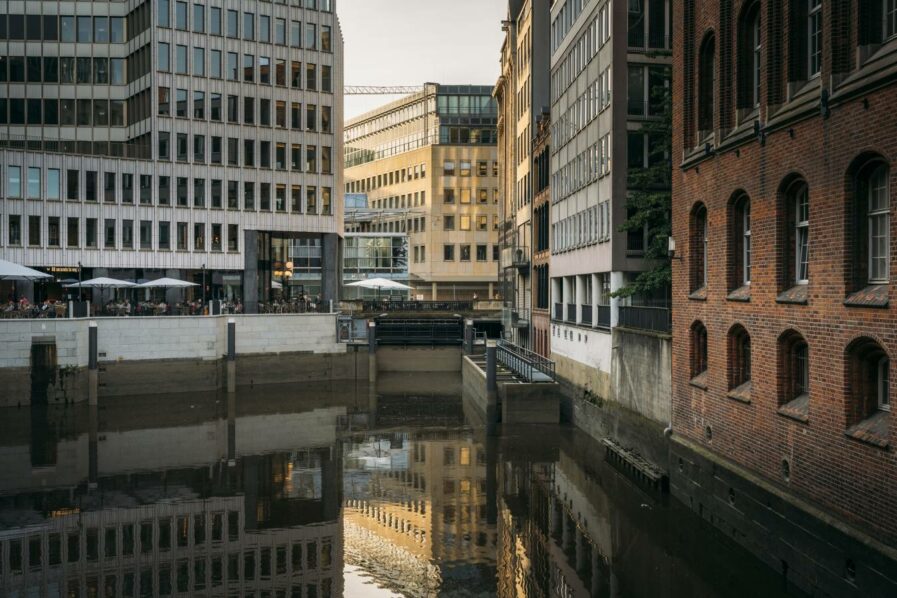 Hier geht noch was: Blick auf den Nikolaifleet, der Fischen wenig Freude bereitet. Foto: Miguel Ferraz