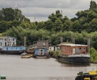 Die Hausboote am Spreehafen in Wilhelmsburg liegen im HPA-Gebiet. Wohnen darf hier offiziell niemand. Foto: Miguel Ferraz