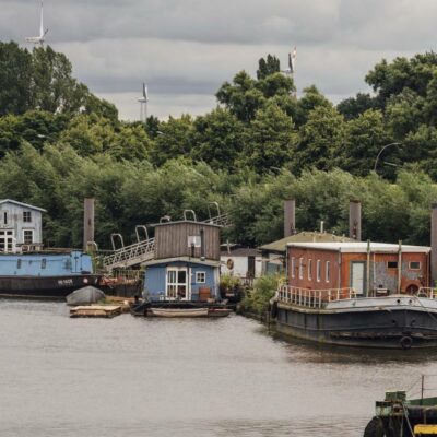 Die Hausboote am Spreehafen in Wilhelmsburg liegen im HPA-Gebiet. Wohnen darf hier offiziell niemand. Foto: Miguel Ferraz