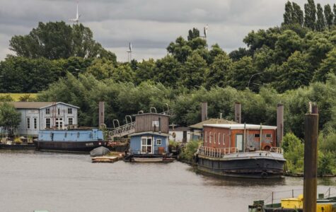 Die Hausboote am Spreehafen in Wilhelmsburg liegen im HPA-Gebiet. Wohnen darf hier offiziell niemand. Foto: Miguel Ferraz