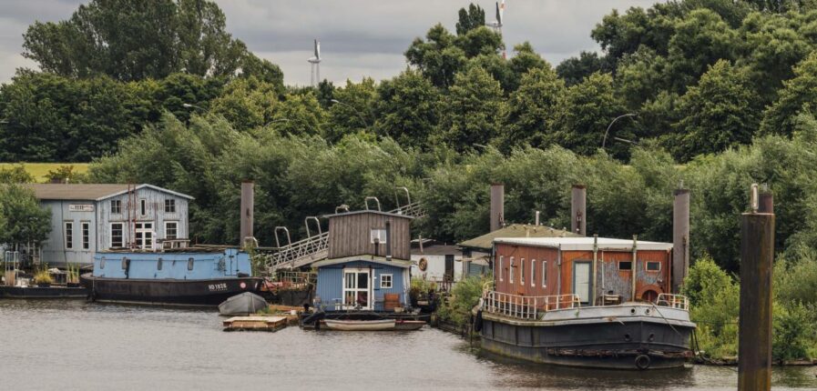 Die Hausboote am Spreehafen in Wilhelmsburg liegen im HPA-Gebiet. Wohnen darf hier offiziell niemand. Foto: Miguel Ferraz