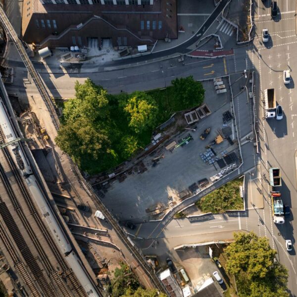 Ein Schlafplatz mitten in der Stadt und gut versteckt: Blick von oben auf die grüne Verkehrsinsel nahe der Alster. Foto: Mauricio Bustamante