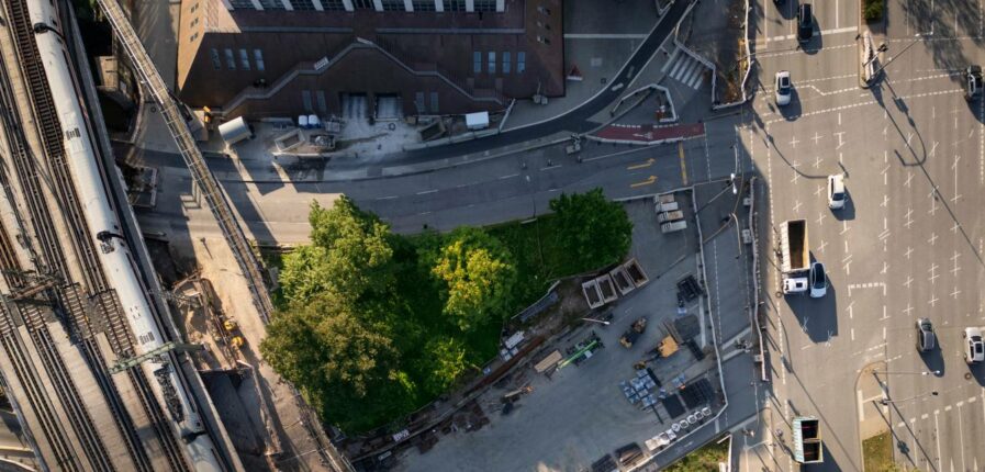 Ein Schlafplatz mitten in der Stadt und gut versteckt: Blick von oben auf die grüne Verkehrsinsel nahe der Alster. Foto: Mauricio Bustamante