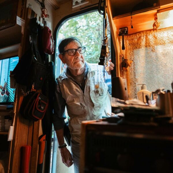 Kurt lebt neben dem Südpol in einem ausrangierten Wohnwagen. Foto: Dmitrij Leltschuk