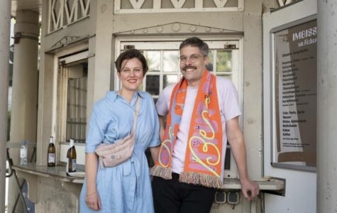 Kirstin Weppner und Christian Steubing haben den Hinz&Kunzt-Schal entworfen. Foto: Maurice Weiss/Ostkreuz