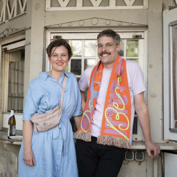 Kirstin Weppner und Christian Steubing haben den Hinz&Kunzt-Schal entworfen. Foto: Maurice Weiss/Ostkreuz