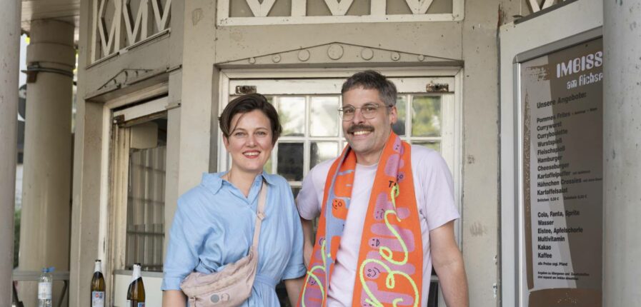 Kirstin Weppner und Christian Steubing haben den Hinz&Kunzt-Schal entworfen. Foto: Maurice Weiss/Ostkreuz