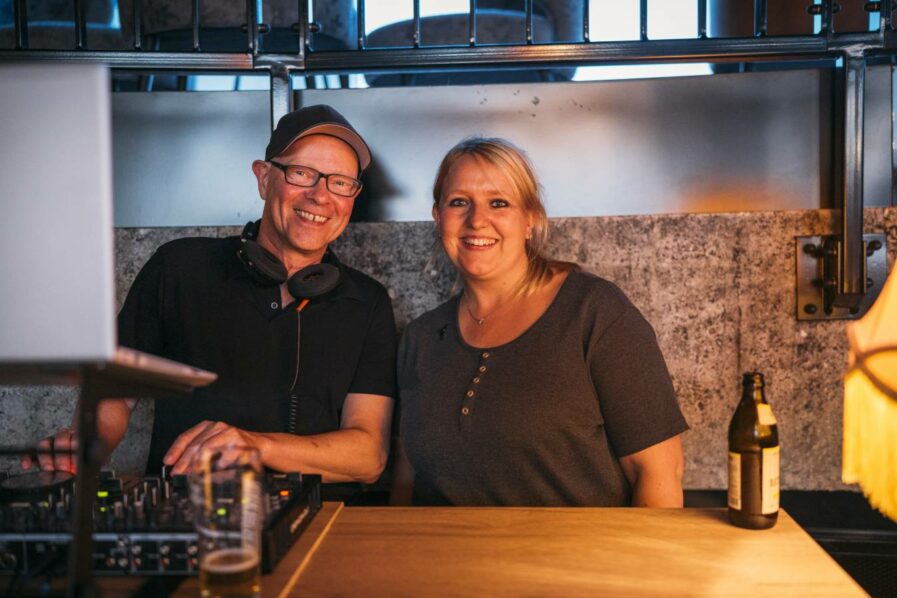 DJ Holger „Zetzschmo“ Zetzsche und Stella Edler vom inklusiven Kulturnetzwerk barner 16. Foto: Miguel Ferraz