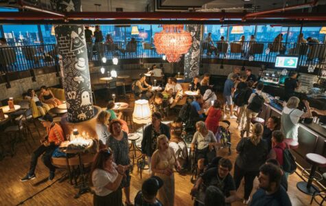 Wenn Menschen mit und ohne Behinderung gemeinsam Spaß haben: Blick auf die „barner 16 TanzBar“. Foto: Miguel Ferraz