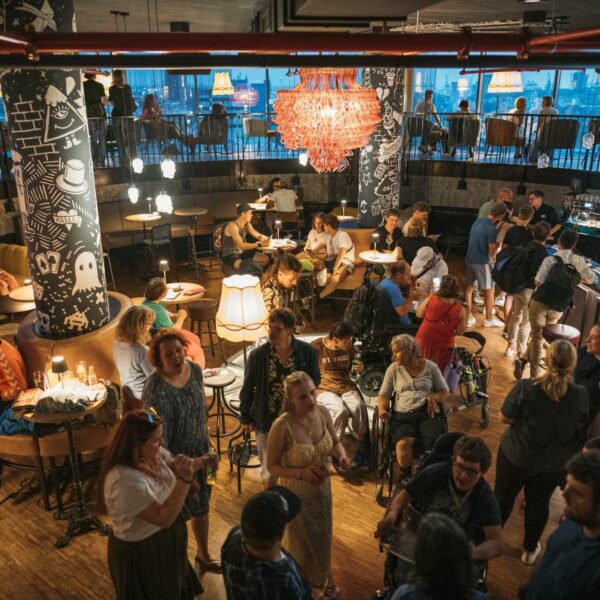 Wenn Menschen mit und ohne Behinderung gemeinsam Spaß haben: Blick auf die „barner 16 TanzBar“. Foto: Miguel Ferraz