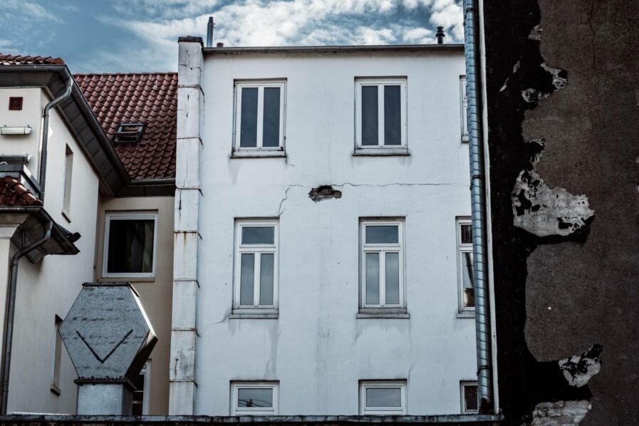 An der Rückseite des Hauses bröckelt die Fassade. Foto: Dmitrij Leltschuk