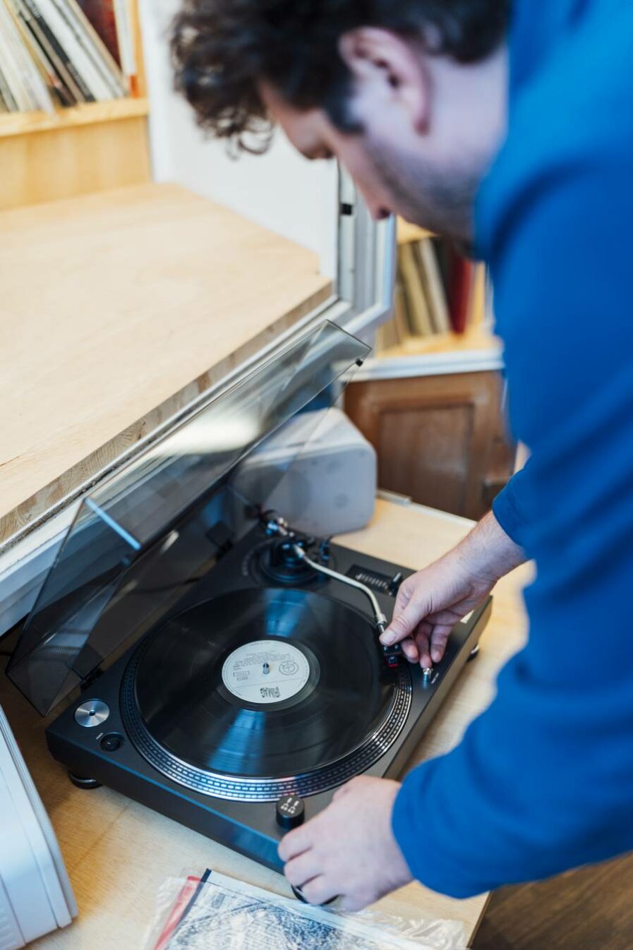 Nordorient, Balkan, Ostafrika: Im Vinylarchiv kommen Schallplatten aus aller Welt zu Gehör. Foto: Dmitrij Leltschuk