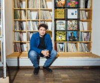 Gabriel Schimmeroth weiß, wo im Vinyl-Archiv welche Platte steht. Foto: Dmitrij Leltschuk