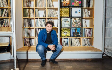 Gabriel Schimmeroth weiß, wo im Vinyl-Archiv welche Platte steht. Foto: Dmitrij Leltschuk