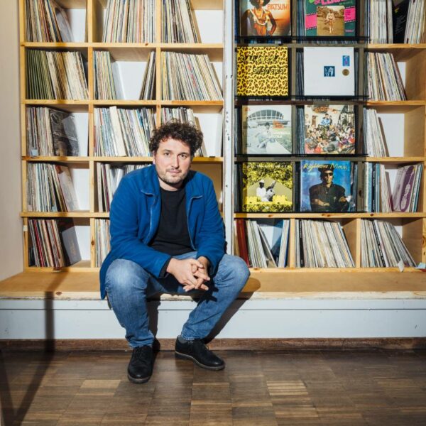 Gabriel Schimmeroth weiß, wo im Vinyl-Archiv welche Platte steht. Foto: Dmitrij Leltschuk