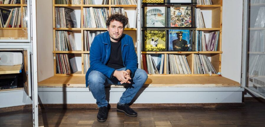 Gabriel Schimmeroth weiß, wo im Vinyl-Archiv welche Platte steht. Foto: Dmitrij Leltschuk