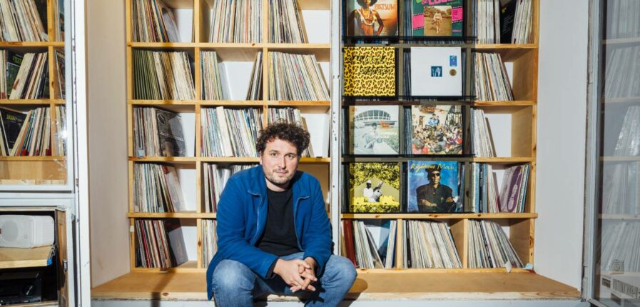 Gabriel Schimmeroth weiß, wo im Vinyl-Archiv welche Platte steht. Foto: Dmitrij Leltschuk