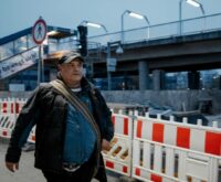 Auf dem Weg zur Notunterkunft am Bahnhof Billwerder-Moorfleet wirkt der Obdachlose Vasile angespannt und nervös. Foto: Mauricio Bustamante