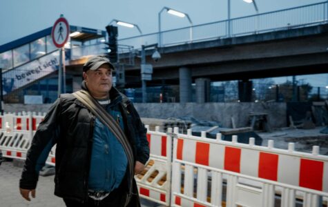 Auf dem Weg zur Notunterkunft am Bahnhof Billwerder-Moorfleet wirkt der Obdachlose Vasile angespannt und nervös. Foto: Mauricio Bustamante